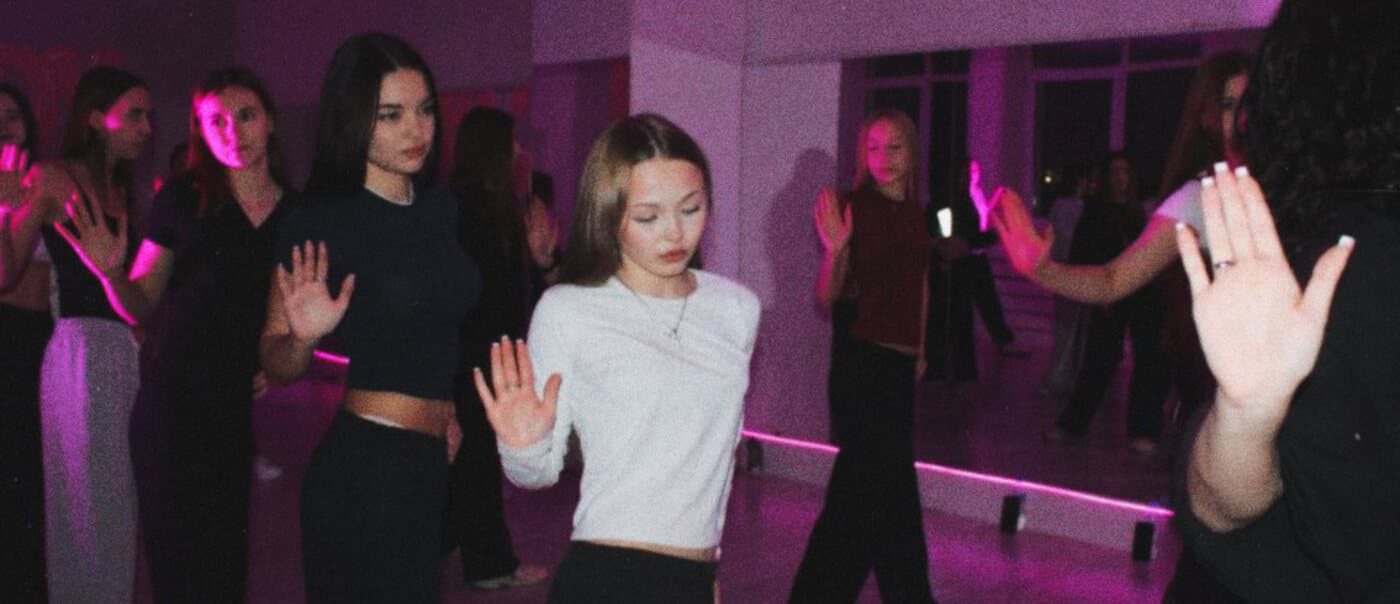 Занятие в студии Candy Dance Club при розовом свете